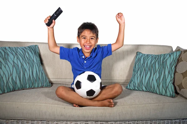 Portret Chłopca Hiszpanin Szczęśliwy Podekscytowany Oglądania Piłki Nożnej Gra Telewizji — Zdjęcie stockowe