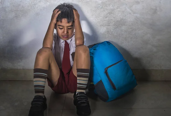 Lebensstil Dramatisches Mobbingopfer Portrait Eines Jungen Traurigen Hispanischen Kindes Das — Stockfoto