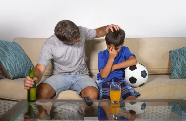 Νεαρός Πατέρας Και Μικρός Γιος Βλέποντας Ποδόσφαιρο Μαζί Στο Σπίτι — Φωτογραφία Αρχείου