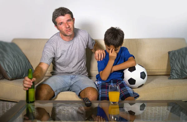 Jovem Pai Filho Assistindo Futebol Juntos Sofá Casa Sentindo Frustrado — Fotografia de Stock