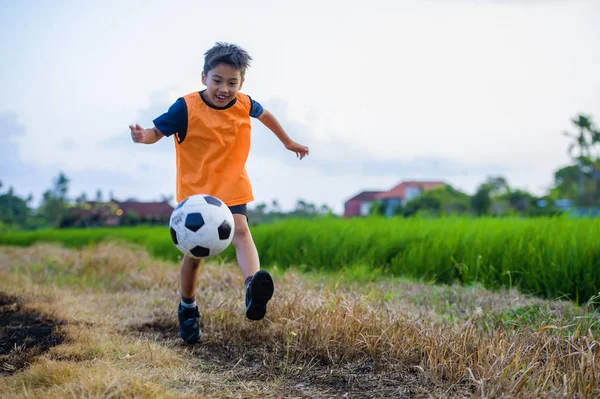 Ετών Χαρούμενος Και Συγκινημένος Παιδί Παίζει Ποδόσφαιρο Εξωτερικούς Χώρους Στον — Φωτογραφία Αρχείου