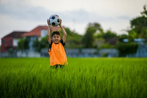 Ετών Χαρούμενος Και Συγκινημένος Παιδί Παίζει Ποδόσφαιρο Εξωτερικούς Χώρους Στον — Φωτογραφία Αρχείου