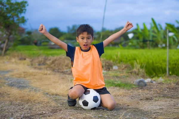 Styl Życia Portret Przystojny Szczęśliwy Młody Chłopak Trzymając Piłki Nożnej — Zdjęcie stockowe