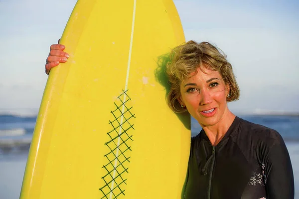 Estilo Vida Retrato Joven Sexy Hermosa Feliz Surfista Mujer Sosteniendo —  Fotos de Stock