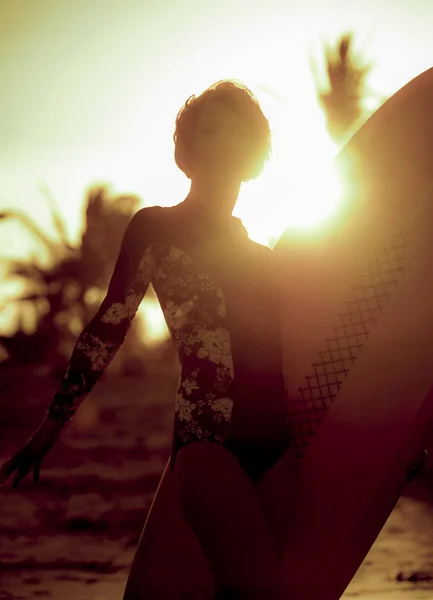 Güneş Ile Sanatsal Siluet Lens Flare Bir Sörf Tahtası Yaz — Stok fotoğraf