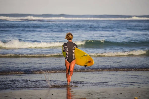 Zadní Pohled Mladé Atraktivní Sportovní Surfer Dívka Pohodě Plavkách Pláži — Stock fotografie