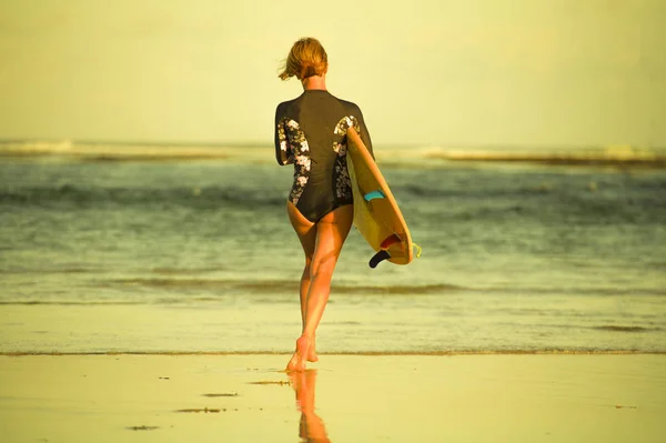 Rückansicht Des Jungen Attraktiven Und Sportlichen Surfermädchens Coolen Badeanzug Strand — Stockfoto