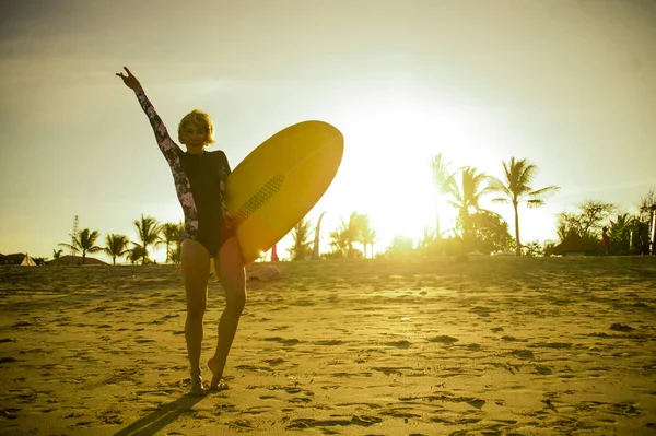 Silhouette Sun Lens Flare Young Happy Attractive Surfer Girl Carrying — стоковое фото