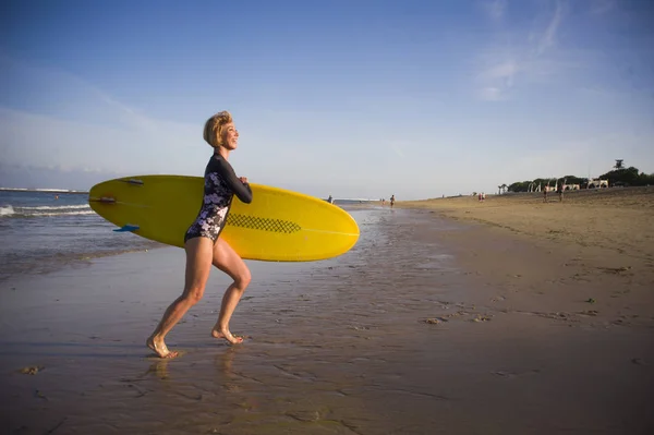 Mladá Atraktivní Šťastné Blond Surfer Dívka Krásné Pláže Nesoucí Žluté — Stock fotografie