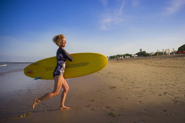 Mladá Atraktivní Šťastné Blond Surfer Dívka Krásné Pláže Nesoucí Žluté — Stock fotografie