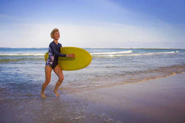 Junges Attraktives Und Glückliches Blondes Surfermädchen Schönen Strand Mit Gelbem — Stockfoto