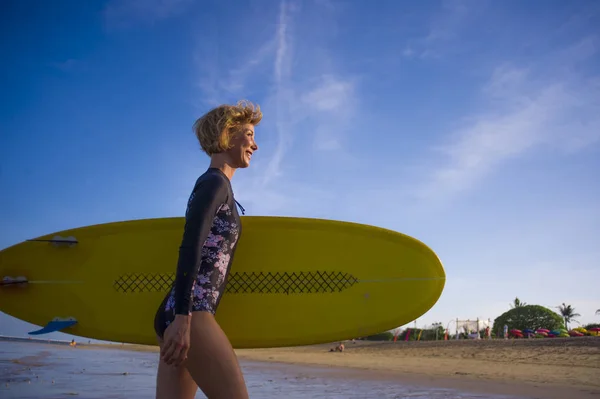 Junges Attraktives Und Glückliches Blondes Surfermädchen Schönen Strand Das Gelbes — Stockfoto