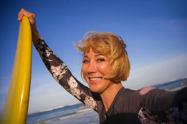 Joven Atractiva Feliz Rubia Surfista Mujer Traje Baño Sosteniendo Tabla —  Fotos de Stock