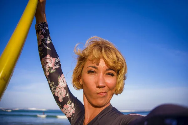 Joven Atractiva Feliz Rubia Surfista Mujer Traje Baño Sosteniendo Tabla —  Fotos de Stock