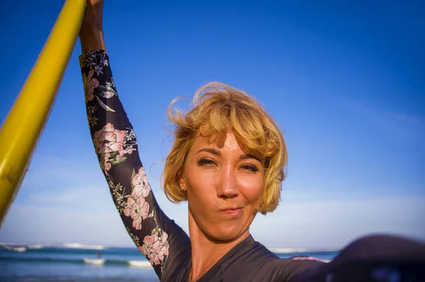 Jovem Atraente Feliz Surfista Loira Mulher Maiô Segurando Prancha Surf — Fotografia de Stock