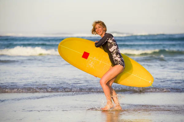 Junges Attraktives Und Glückliches Blondes Surfermädchen Schönen Strand Mit Gelbem — Stockfoto