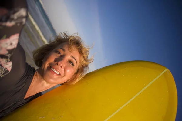 Unga Attraktiva Och Glada Blonda Surfare Kvinna Baddräkt Holding Surfbräda — Stockfoto