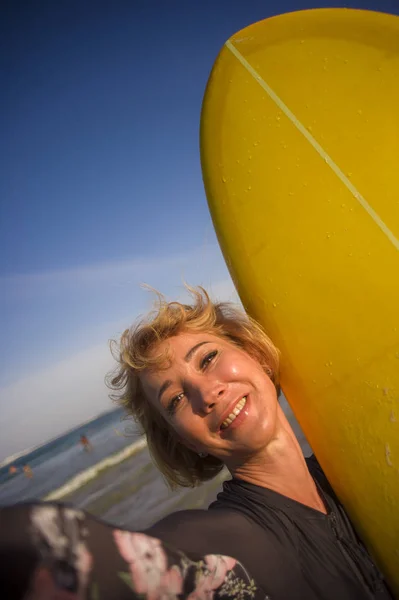 Unga Attraktiva Och Glada Blonda Surfare Kvinna Baddräkt Holding Surfbräda — Stockfoto