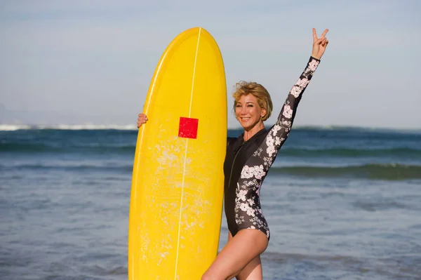 Mladé Sexy Krásná Šťastná Surfer Dívka Drží Žluté Surfovací Prkno — Stock fotografie