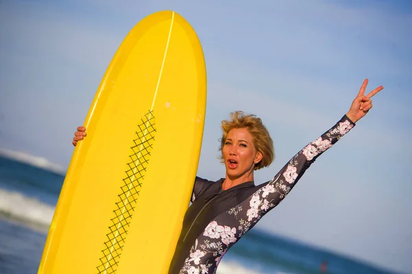 Fiatal Szexi Szép Boldog Surfer Girl Gazdaság Sárga Surf Fórumon — Stock Fotó
