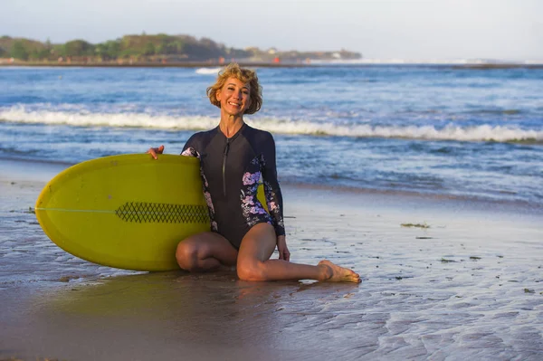 Young Sexy Beautiful Happy Surfer Woman Sitting Beach Sand Holding — Stock Photo, Image