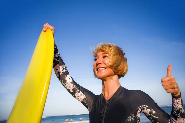 Lifestyle Portrait Young Sexy Beautiful Happy Surfer Woman Holding Yellow — Stock Photo, Image