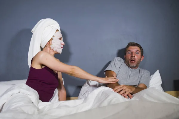 남자와 그녀를 남편에 섹스를 메이크업 마스크에 아내와 이상한 부부를 갖춘의 — 스톡 사진