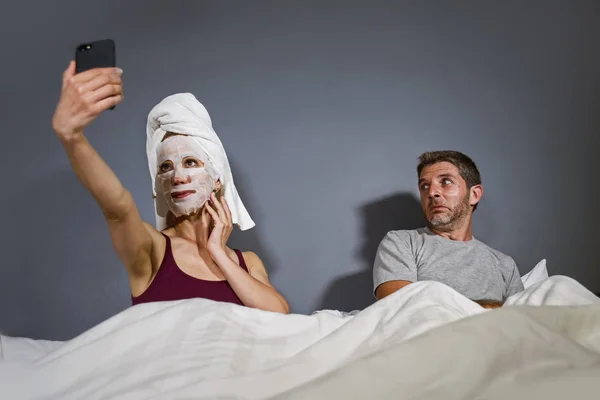 Divertido Retrato Estilo Vida Ama Casa Excéntrica Con Maquillaje Máscara —  Fotos de Stock