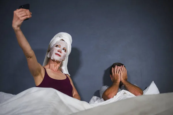 Lustiges Lifestyle Porträt Einer Exzentrischen Hausfrau Mit Make Gesichtsmaske Und — Stockfoto