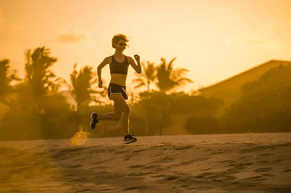 Mujer Corredora Atractiva Forma Joven Con Cuerpo Atlético Corriendo Hermoso — Foto de Stock