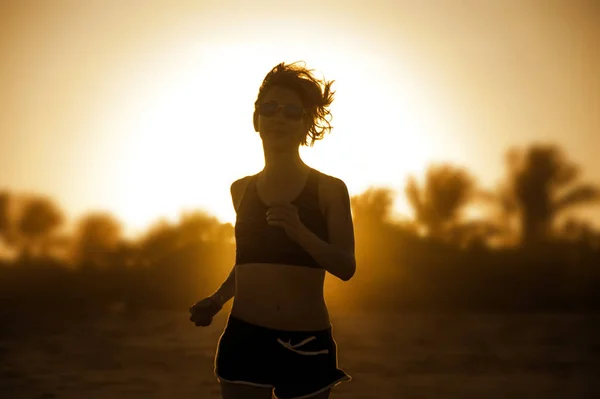 Mujer Corredora Atractiva Forma Joven Con Cuerpo Atlético Corriendo Hermoso —  Fotos de Stock