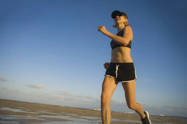 Fundo Isolado Retrato Jovem Mulher Apto Feliz Atraente Correndo Praia — Fotografia de Stock