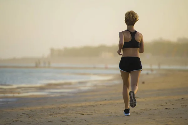 Visão Traseira Jovem Mulher Apto Feliz Atraente Correndo Praia Jogging — Fotografia de Stock