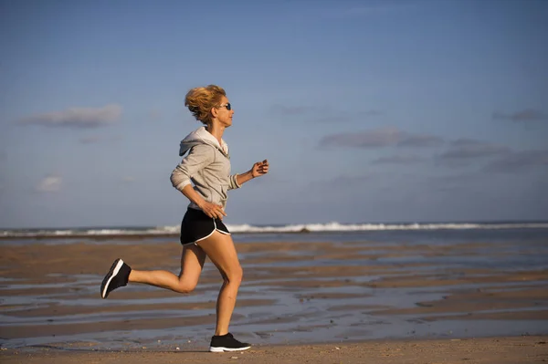 Retrato Fondo Aislado Joven Mujer Feliz Atractiva Forma Que Corre — Foto de Stock