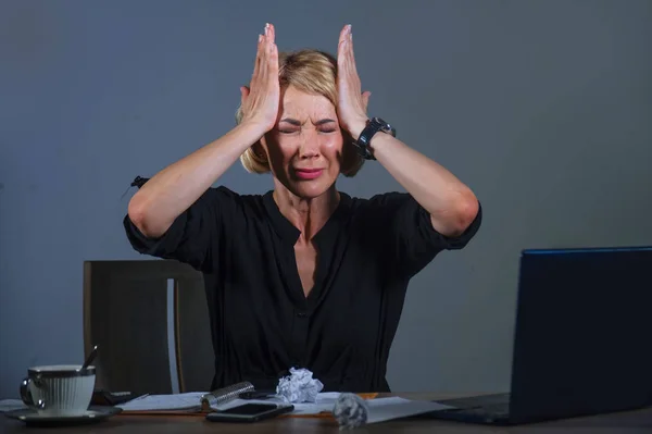 Ofiste Baş Ağrısı Depresyon Stresinden Kafasına Holding Acı Yorgun Dizüstü — Stok fotoğraf