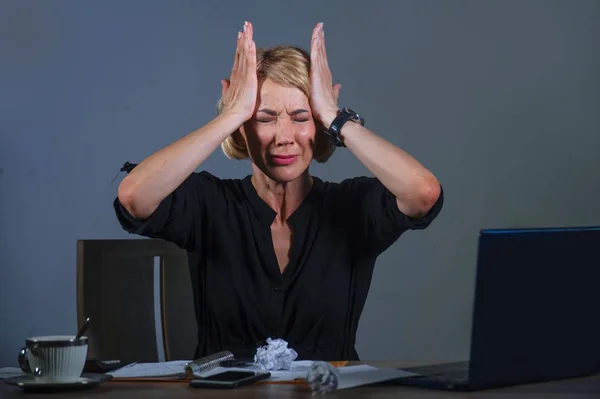 Jeune Femme Affaires Désespérée Déprimée Travaillant Submergée Bureau Avec Ordinateur — Photo