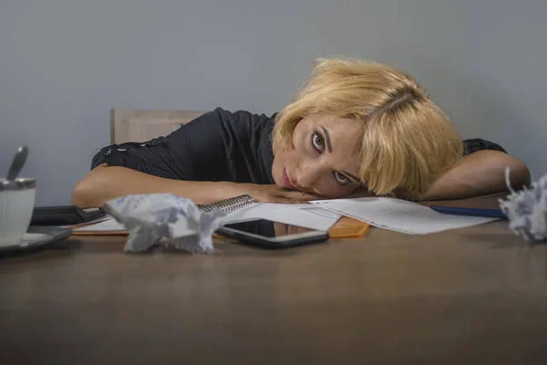 Mooie Depressief Triest Blonde Vrouw Werken Met Laptop Computer Gevoel — Stockfoto