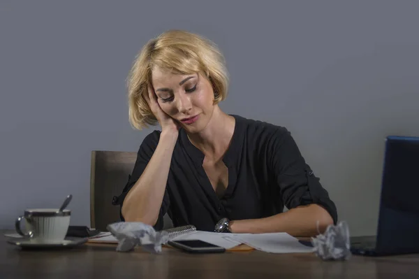 Giovane Bella Donna Bionda Stressata Triste Che Lavora Con Computer — Foto Stock