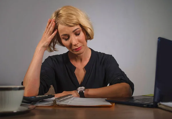 Jonge Mooie Benadrukt Triest Blonde Vrouw Werken Met Laptopcomputer Voelen — Stockfoto