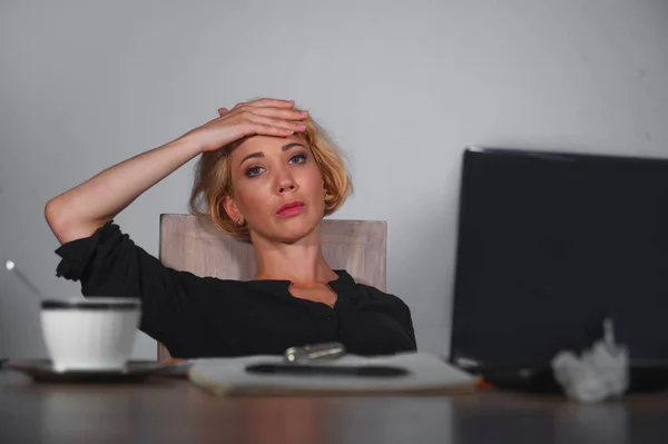 Giovane Bella Donna Bionda Stressata Triste Che Lavora Con Computer — Foto Stock