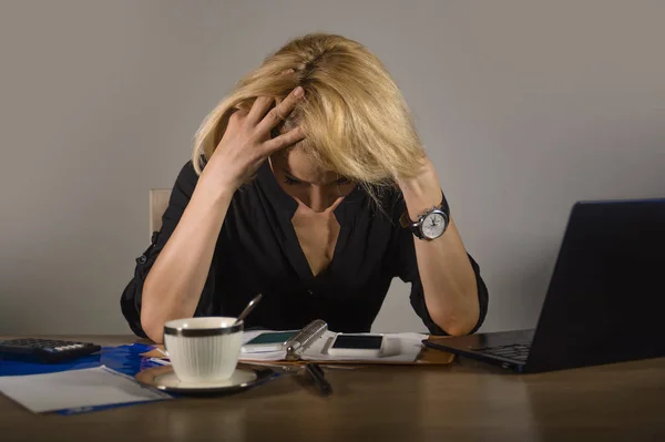若くて挫折ビジネス女性うつ病危機に苦しんで絶望的な彼女の頭を保持している事務処理ワークロードに圧倒されるラップトップ コンピューターで作業のオフィスの机で泣きを強調 — ストック写真