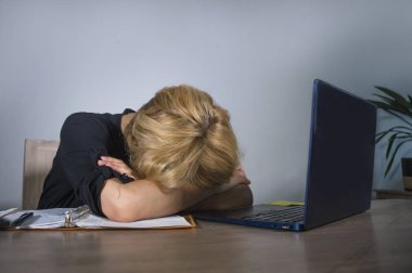 Genç boşa çıkarmak ve ofis büro dizüstü bilgisayar depresyon acı umutsuz yüzünü kaplayan evrak iş yükünü tarafından bunalmış ile çalışma, üzgün ağlamaya iş kadını vurguladı