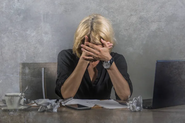 Giovane Donna Affari Frustrata Stressata Che Piange Triste Alla Scrivania — Foto Stock