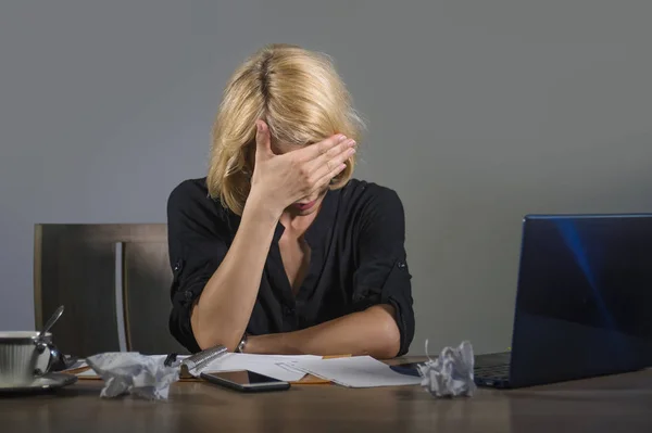 若くて挫折ビジネス女性うつ絶望的な彼女の顔を覆っている書類ワークロードに圧倒されるラップトップ コンピューターで作業のオフィスの机で悲しい泣きを強調 — ストック写真