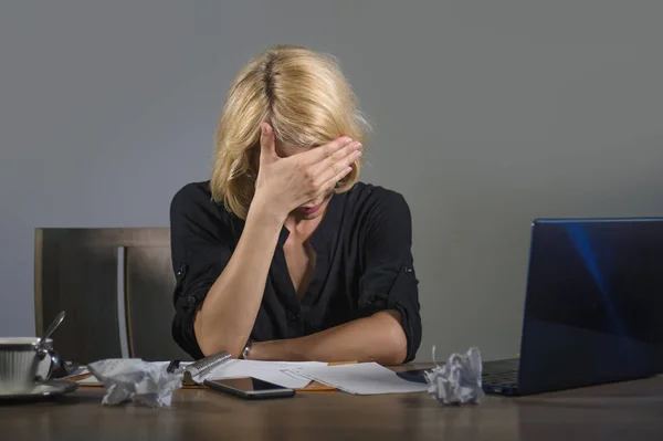 Jonge Gefrustreerd Benadrukt Zakenvrouw Huilen Droevig Bij Bureau Werken Met — Stockfoto