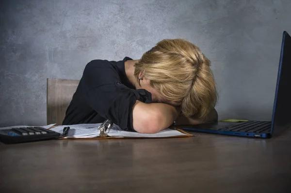 Young Frustrated Stressed Business Woman Crying Sad Office Desk Working — Stock Photo, Image