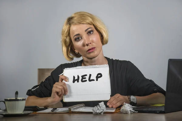 Jeune Belle Stressée Femme Affaires Travaillant Submergé Déprimé Bureau Ordinateur — Photo