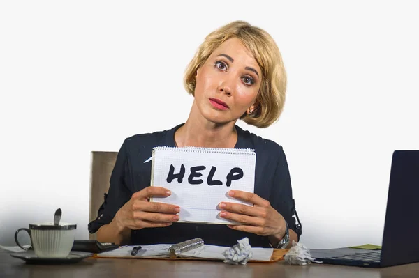 Jonge Mooie Gestresst Zakenvrouw Werken Overweldigd Depressief Laptop Computerbureau Vragen — Stockfoto