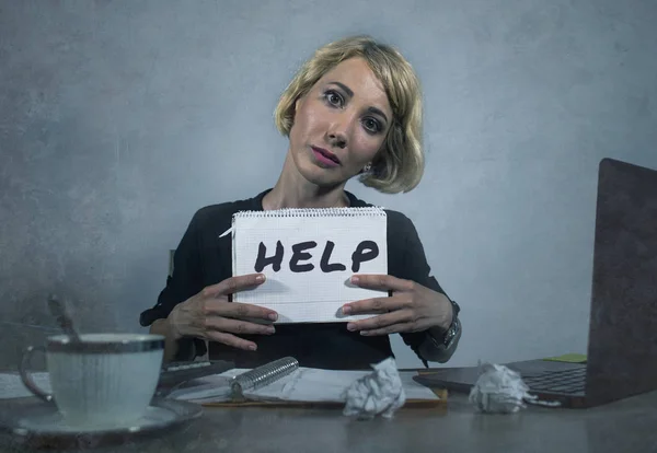 Jonge Mooie Gestresst Zakenvrouw Werken Overweldigd Depressief Laptop Computerbureau Vragen — Stockfoto