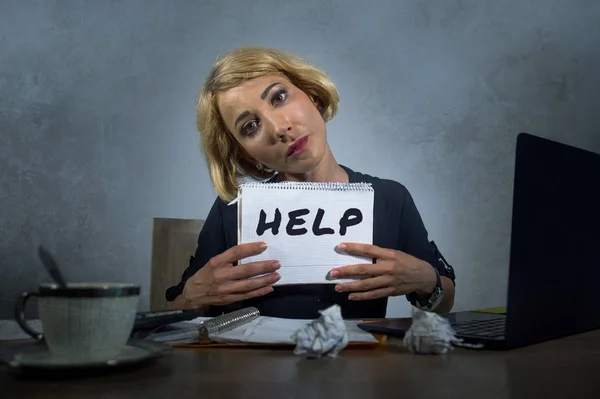 Jeune Belle Stressée Femme Affaires Travaillant Submergé Déprimé Bureau Ordinateur — Photo